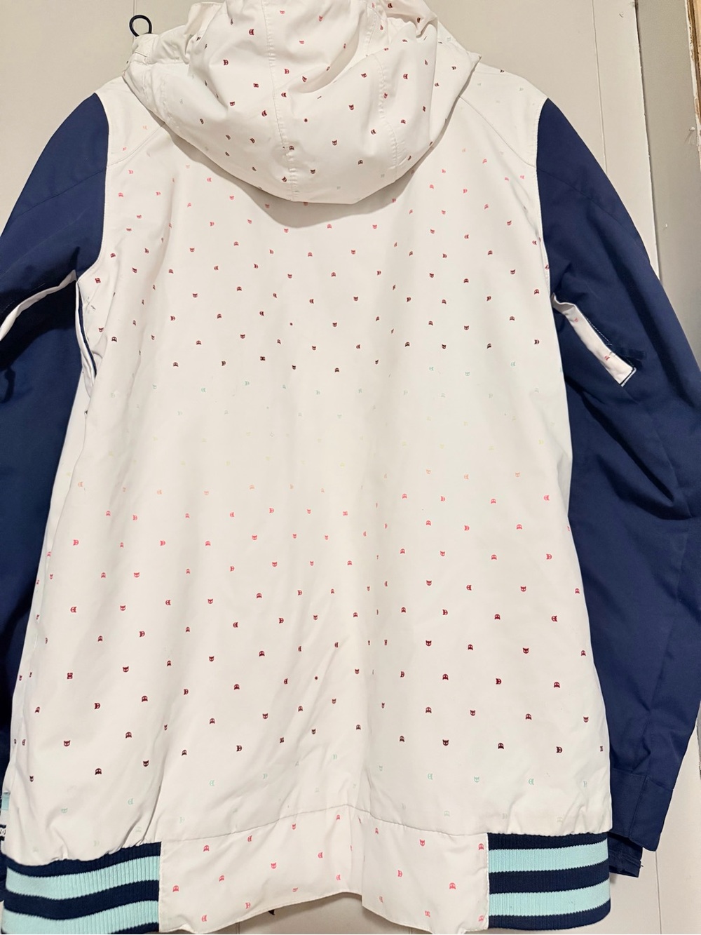 DC Women’s White Jacket with Navy Sleeves - Picture 12 of 14